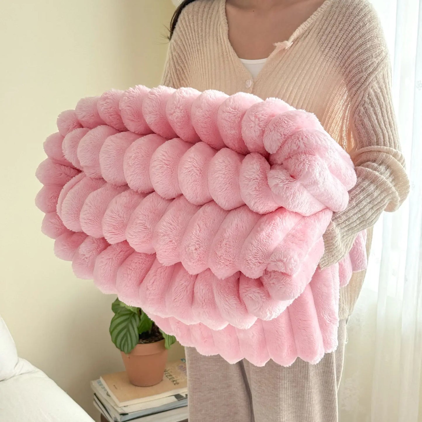 1 Piece of Super Soft Thickeneded Blanket with Wide Terms to Give You a Comfortable and Warm Sleep