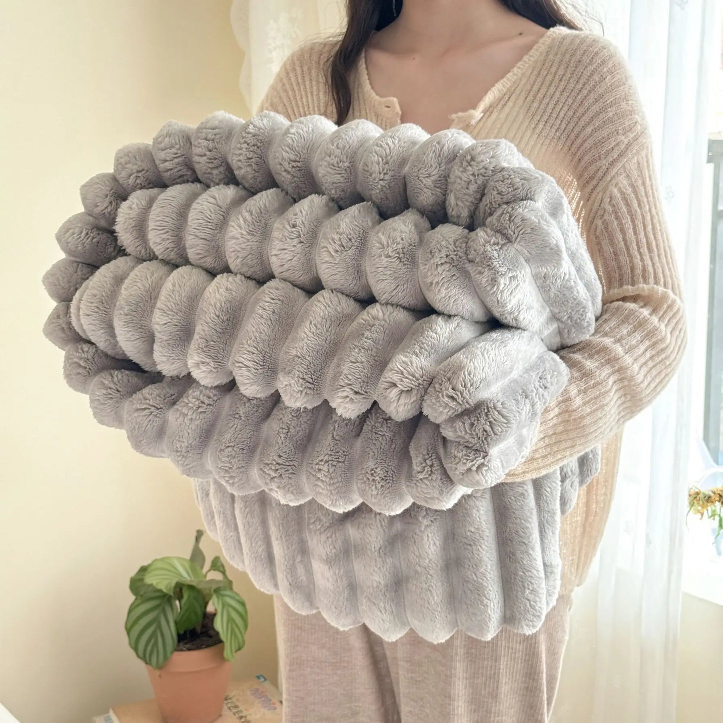 1 Piece of Super Soft Thickeneded Blanket with Wide Terms to Give You a Comfortable and Warm Sleep