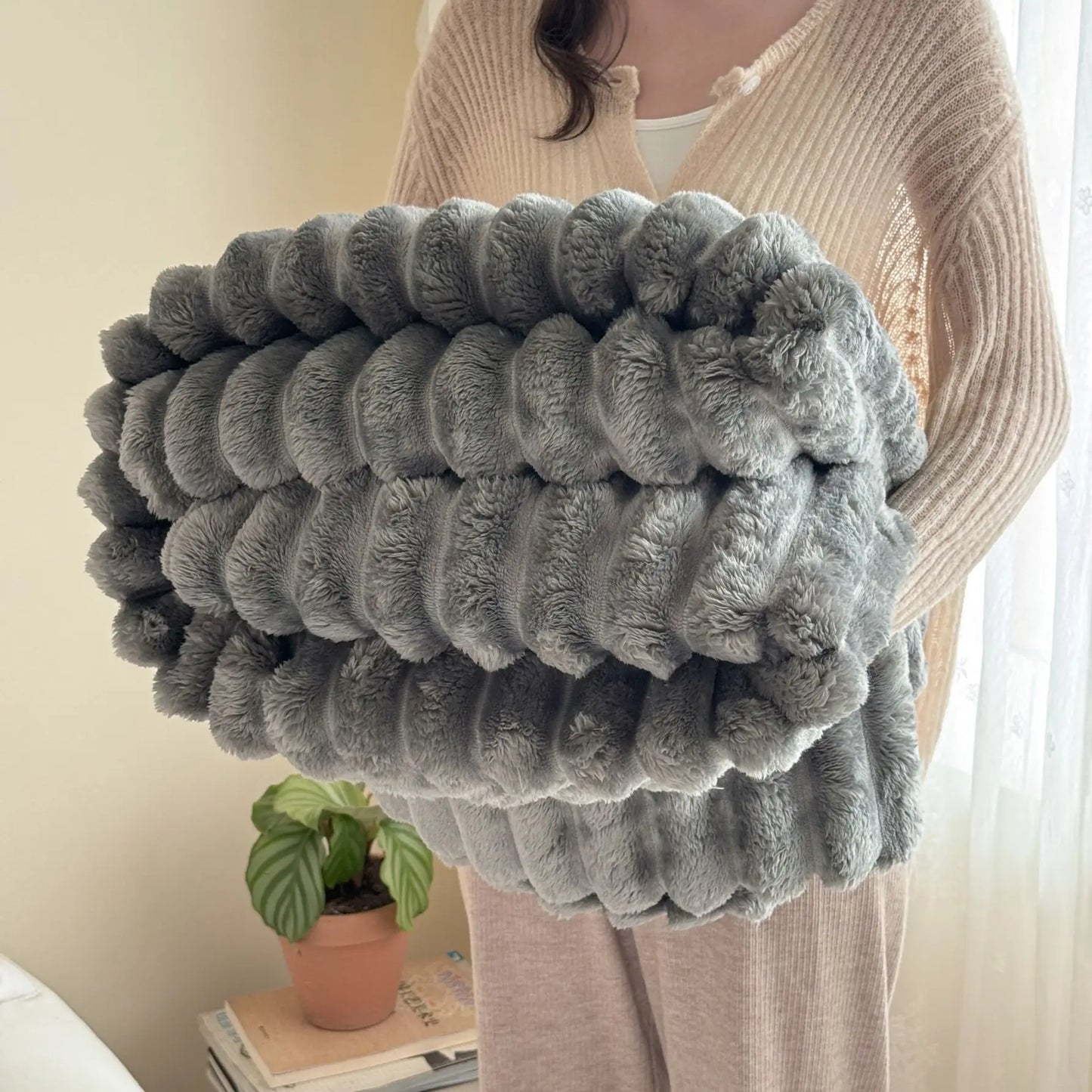 1 Piece of Super Soft Thickeneded Blanket with Wide Terms to Give You a Comfortable and Warm Sleep