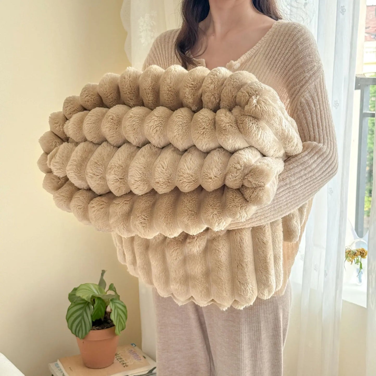1 Piece of Super Soft Thickeneded Blanket with Wide Terms to Give You a Comfortable and Warm Sleep