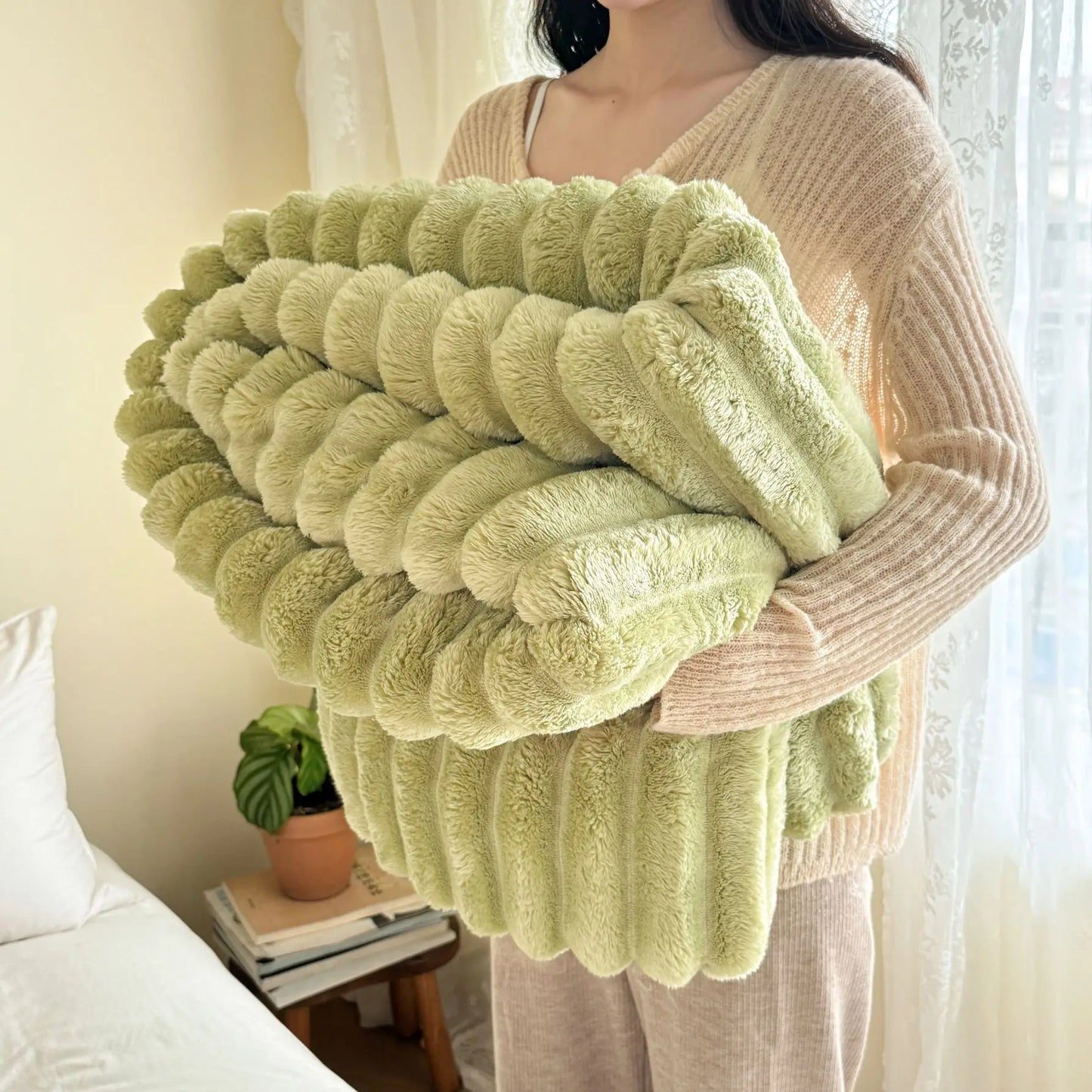1 Piece of Super Soft Thickeneded Blanket with Wide Terms to Give You a Comfortable and Warm Sleep
